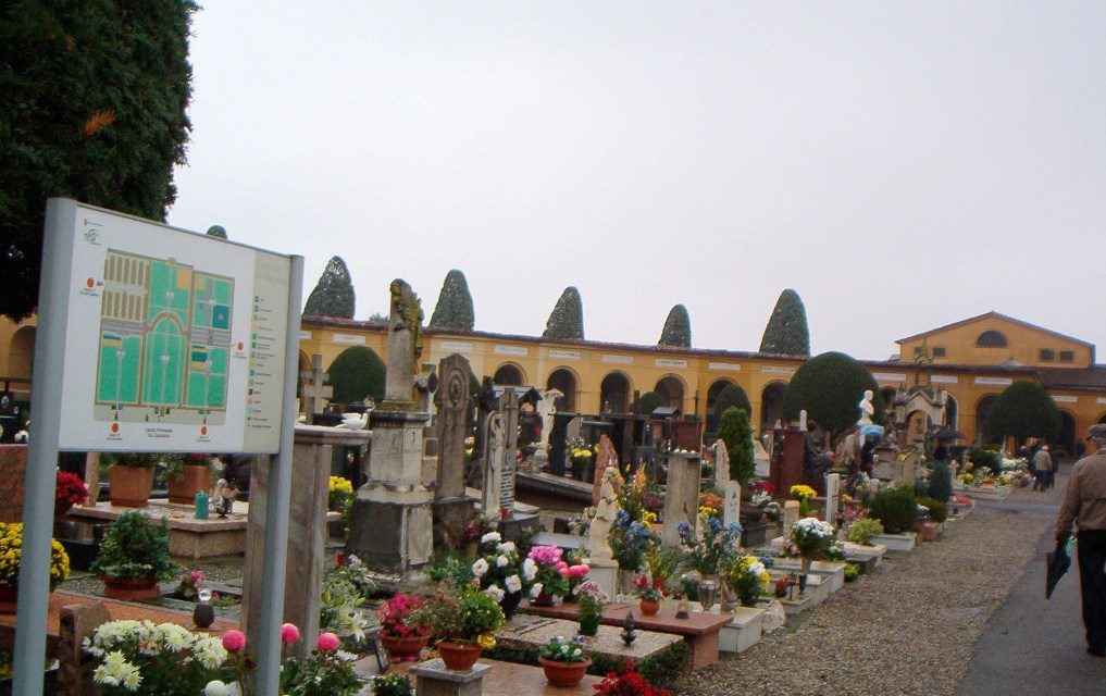 Cimitero di Piacenza: la preghiera del Vescovo