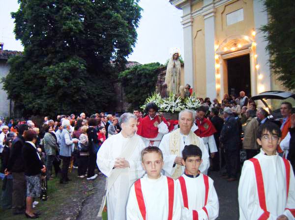 Rizzolo: processione con il vescovo