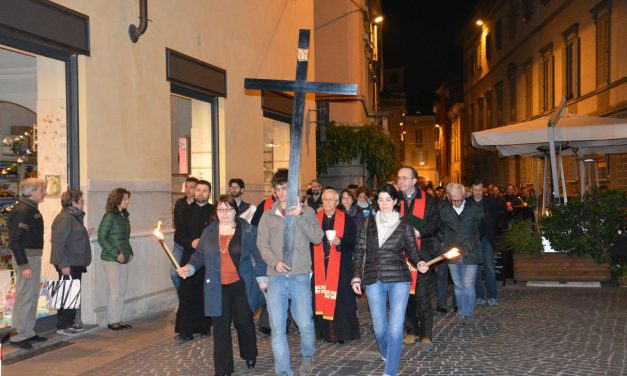 Venerdì santo: la via crucis nelle diverse comunità della diocesi