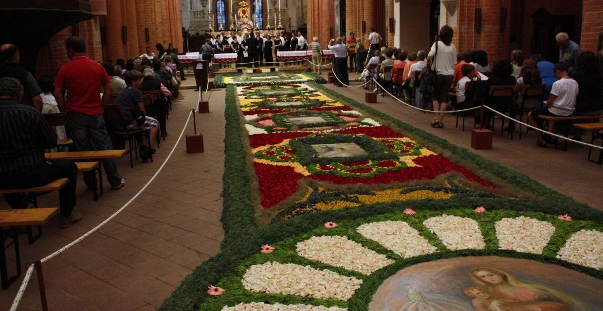 Chiaravalle della Colomba: infiorata nell’abbazia