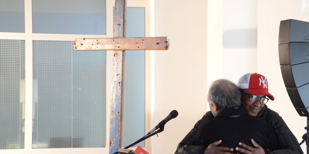 “Attraverso”: la croce di Lampedusa racconta Piacenza